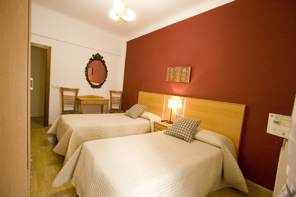 Hostal Trevinca Madrid Luaran gambar