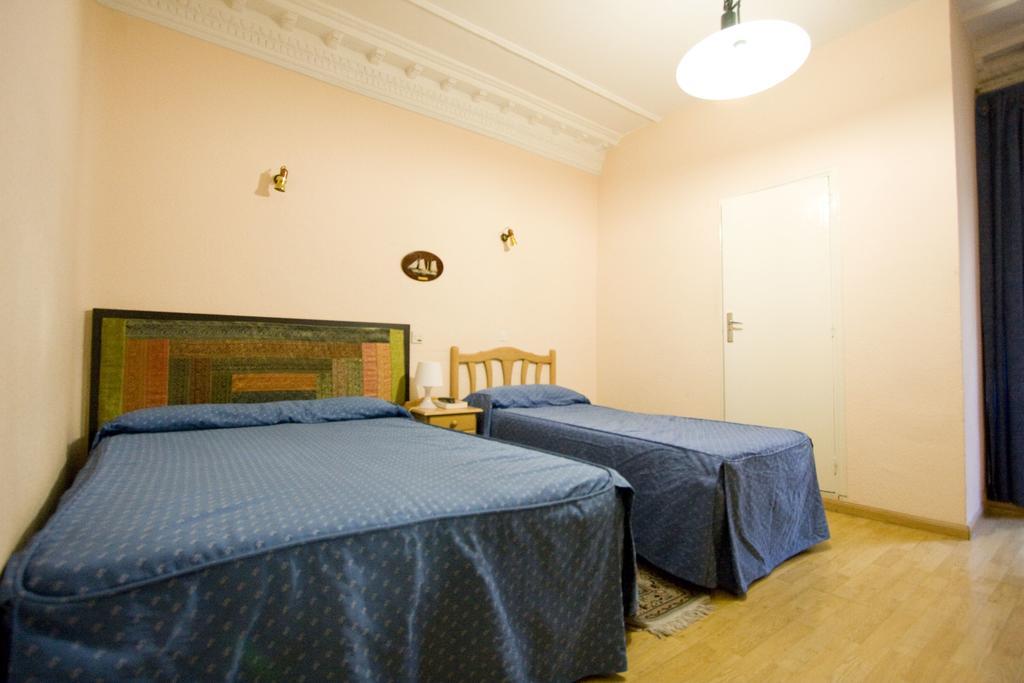 Hostal Trevinca Madrid Luaran gambar