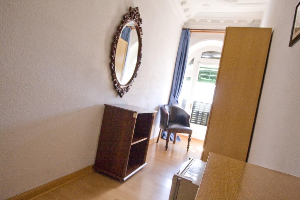 Hostal Trevinca Madrid Luaran gambar