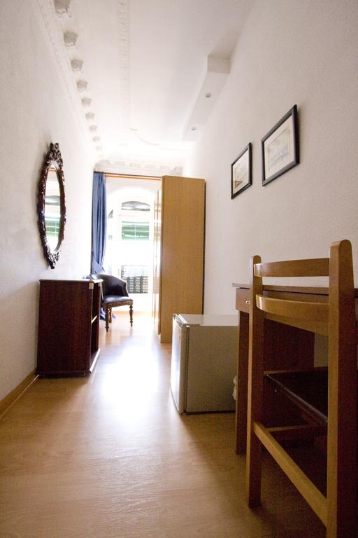 Hostal Trevinca Madrid Luaran gambar