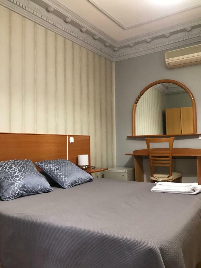 Hostal Trevinca Madrid Luaran gambar
